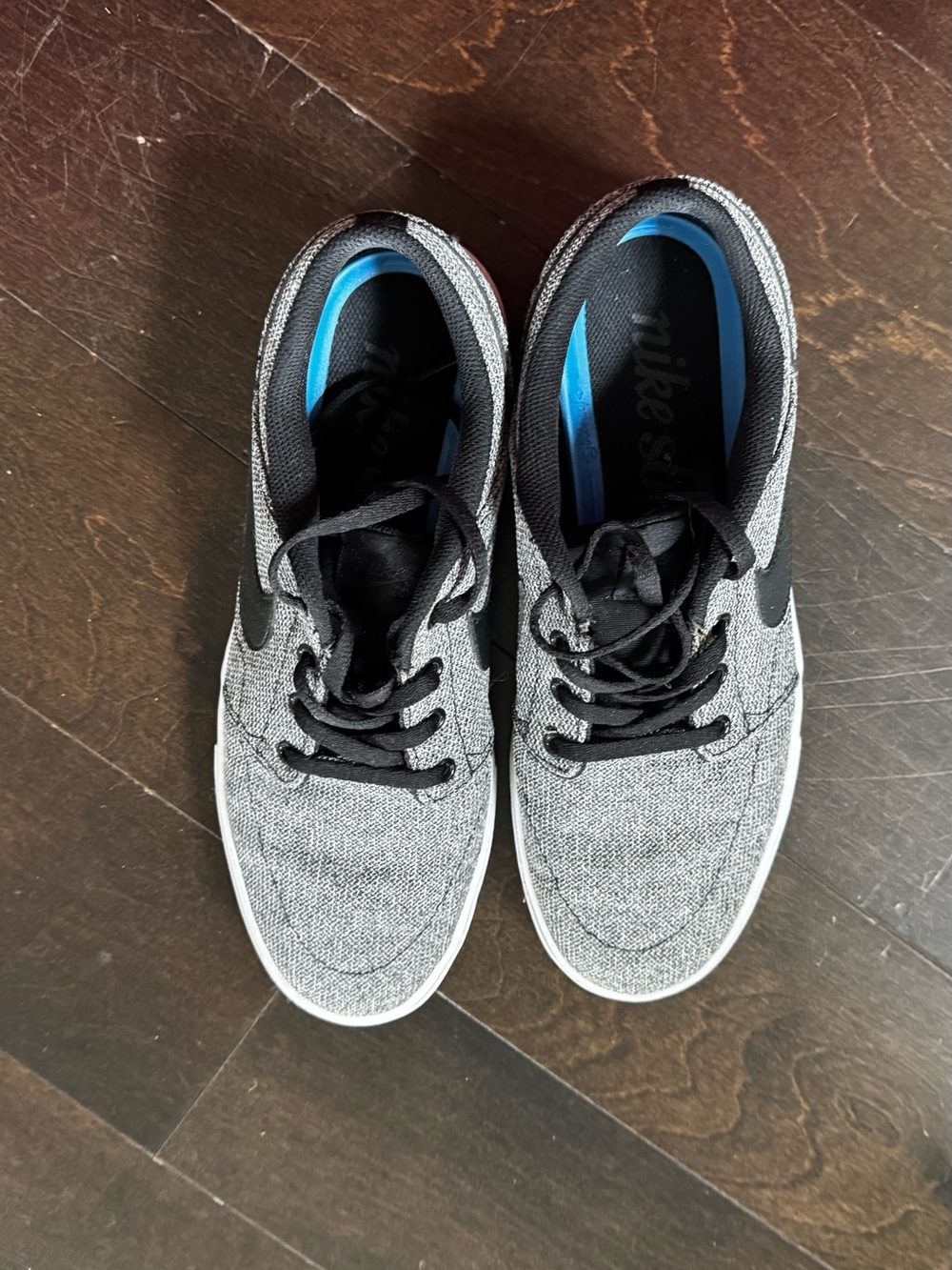 Nike Men's Athletic Shoes Gray Black with Blue Insole solarsoft